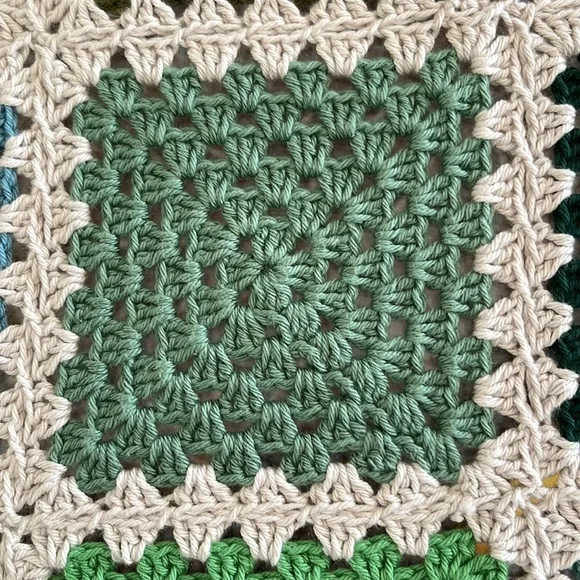 Handmade by hobbii 8/4 cotton yarn. square 34x34 inches - Picture 9 of 16